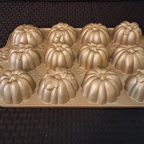 Nordic Ware Pumpkin Patch Pan 12 Muffins Mini Cakes Cupcakes HALLOWEEN FALL USA - Picture 10 of 12